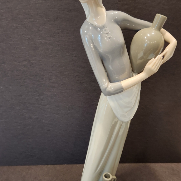 Lladro girl with jugs - Picture 5 of 8